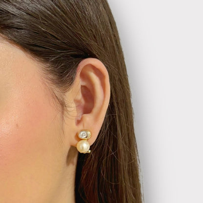 Pendientes tu y yo de oro amarillo de 18kt de la firma Vasari con 2 diamantes de __ cada uno y perla cultivada de 6,30mm cada una. Estos preciosos pendientes disponen de cierre tipo Omega Joyería Barcelona, segunda mano, restauración y creación de joyas, compro oro Barcelona. Joyas Vasari y joyería de lujo.