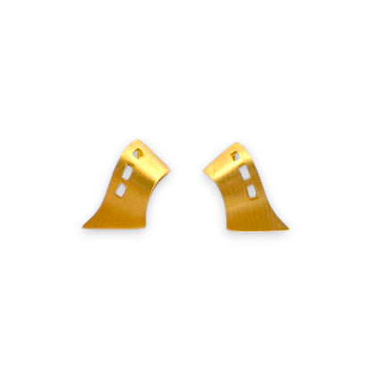 Pendientes de oro amarillo de 18kt con cierre de tuerca de presión.
Peso: 2,98g
Medida: 14,97mm de largo x 7,95mm de ancho. Joyería compro oro en Barcelona y Mataró, dónde comprar y vender oro al mejor precio.