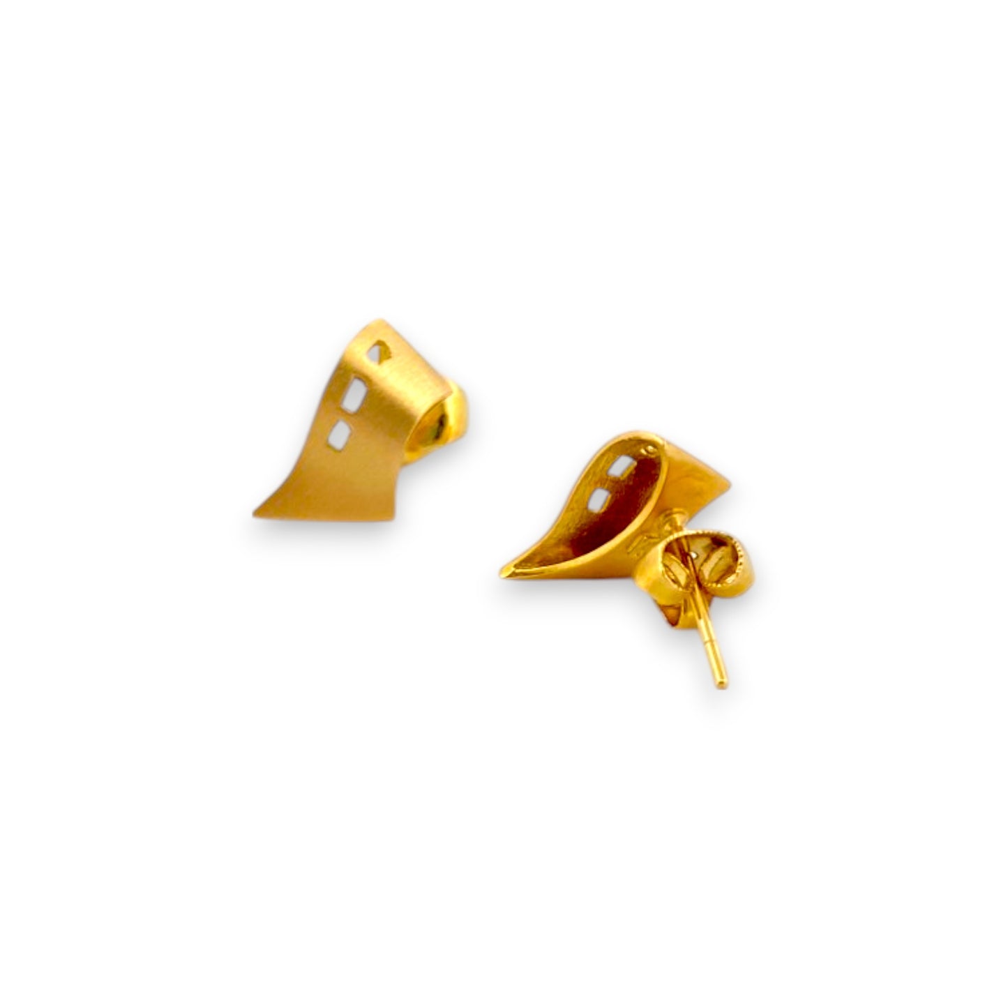 Pendientes de oro amarillo de 18kt con cierre de tuerca de presión.
Peso: 2,98g
Medida: 14,97mm de largo x 7,95mm de ancho. Joyería compro oro en Barcelona y Mataró, dónde comprar y vender oro al mejor precio.