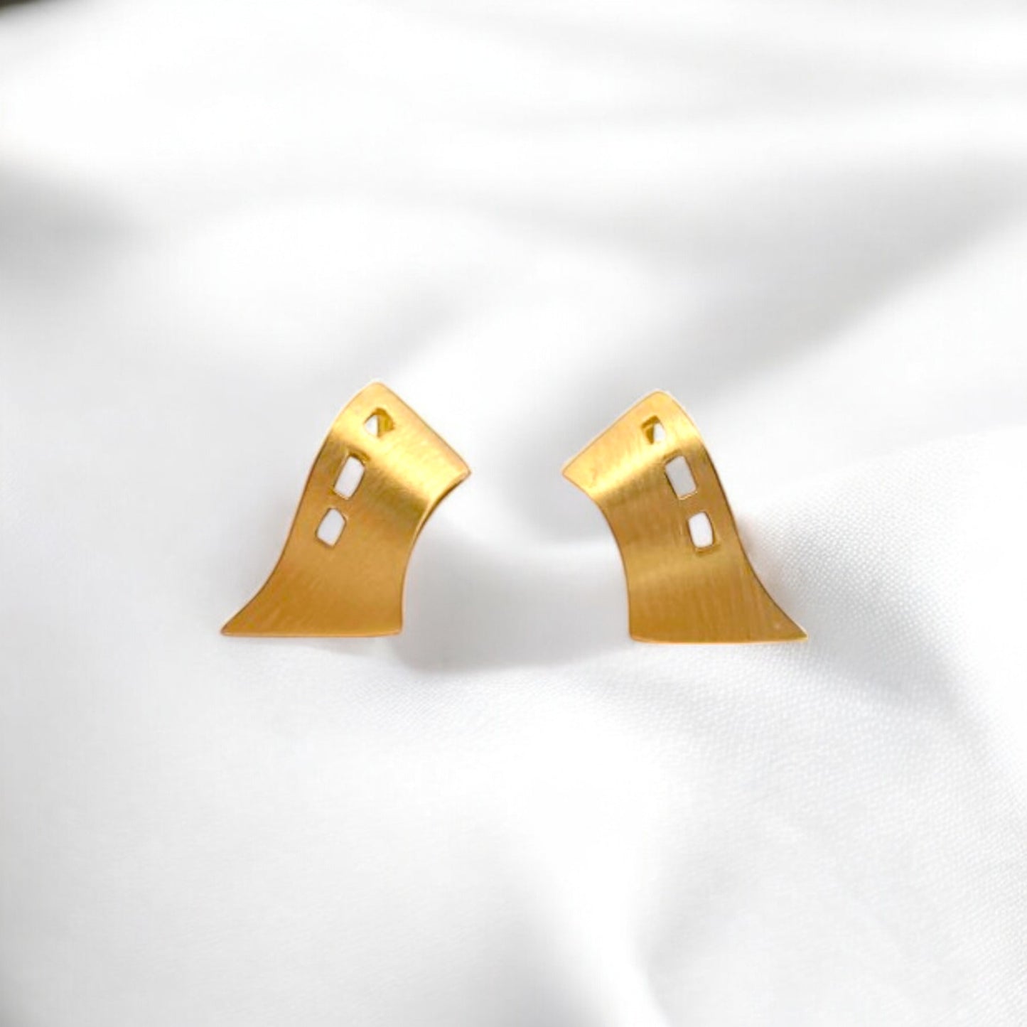 Pendientes de oro amarillo de 18kt con cierre de tuerca de presión.
Peso: 2,98g
Medida: 14,97mm de largo x 7,95mm de ancho. Joyería compro oro en Barcelona y Mataró, dónde comprar y vender oro al mejor precio.