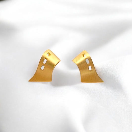 Pendientes de oro amarillo de 18kt con cierre de tuerca de presión.
Peso: 2,98g
Medida: 14,97mm de largo x 7,95mm de ancho. Joyería compro oro en Barcelona y Mataró, dónde comprar y vender oro al mejor precio.