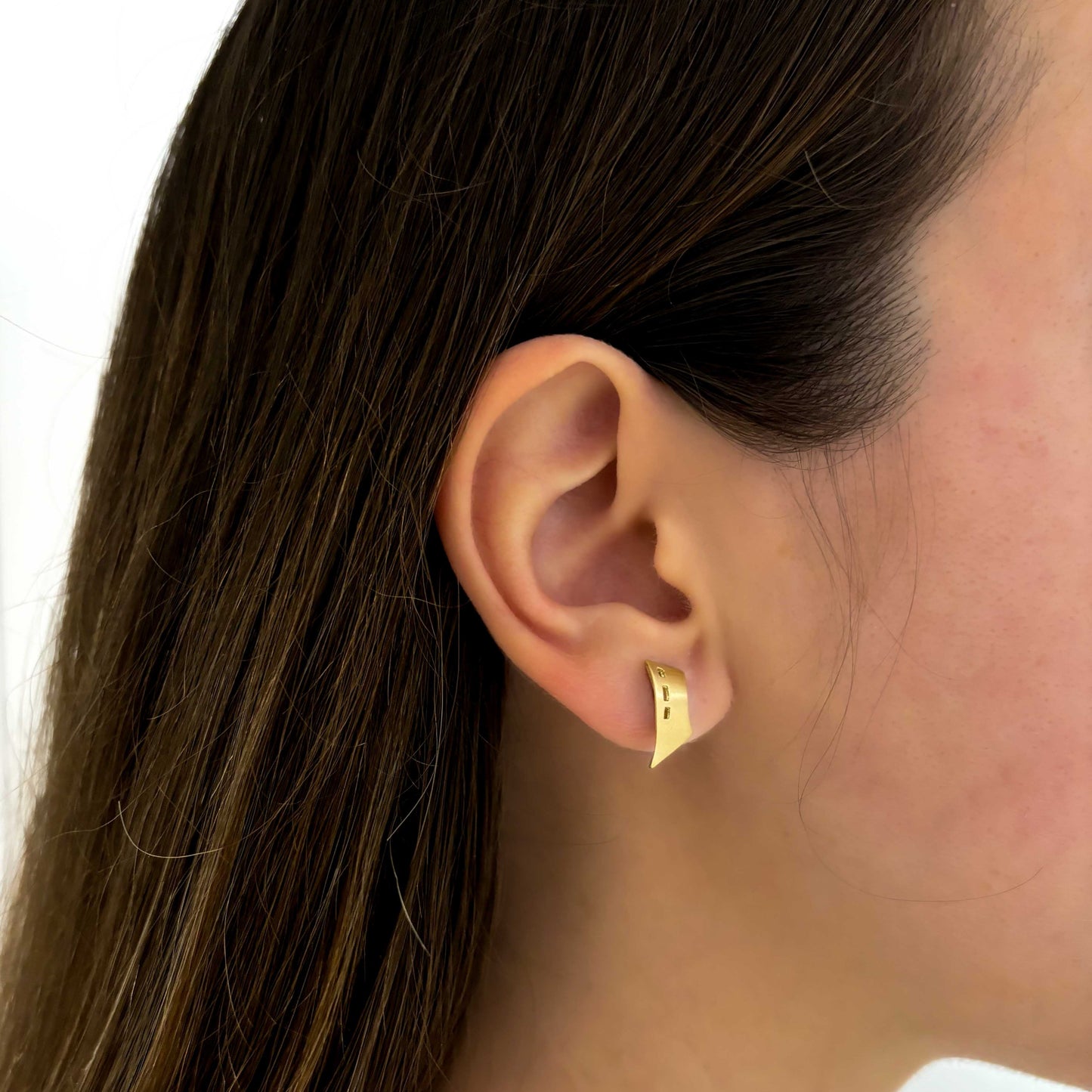 Pendientes de oro amarillo de 18kt con cierre de tuerca de presión.
Peso: 2,98g
Medida: 14,97mm de largo x 7,95mm de ancho. Joyería compro oro en Barcelona y Mataró, dónde comprar y vender oro al mejor precio.
