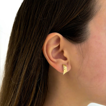 Pendientes de oro amarillo de 18kt con cierre de tuerca de presión.
Peso: 2,98g
Medida: 14,97mm de largo x 7,95mm de ancho. Joyería compro oro en Barcelona y Mataró, dónde comprar y vender oro al mejor precio.