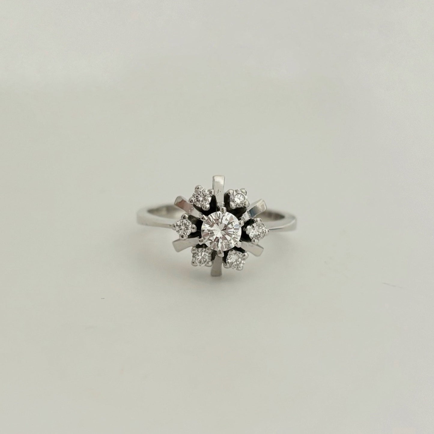 Anillo antiguo realizado en Oro blanco de 185kt con rosetón de diamantes. Diamante central  y rosetón de 6 diamantes. Joyería de segunda mano y vintage  en Barcelona y compro oro, donde comprar y vender oro al mejor precio en Barcelona. Venta de joyas con diamantes de la mejor calidad al mejor precio. Joyas para novias