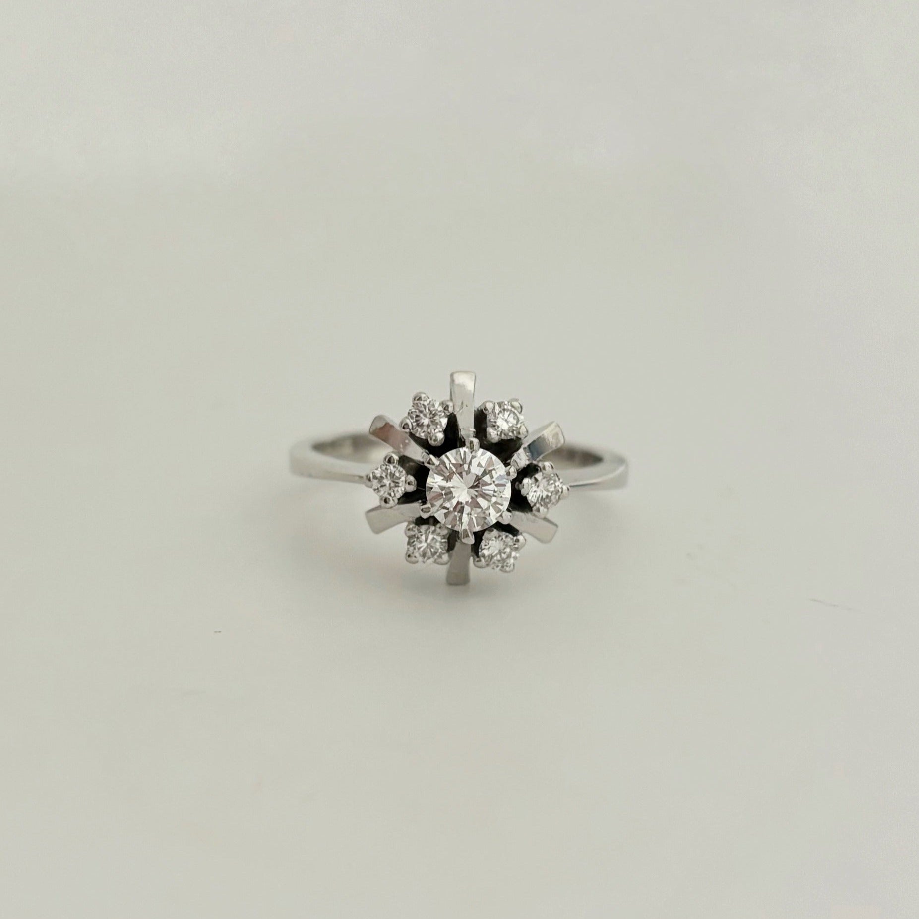 Anillo antiguo realizado en Oro blanco de 185kt con rosetón de diamantes. Diamante central  y rosetón de 6 diamantes. Joyería de segunda mano y vintage  en Barcelona y compro oro, donde comprar y vender oro al mejor precio en Barcelona. Venta de joyas con diamantes de la mejor calidad al mejor precio. Joyas para novias