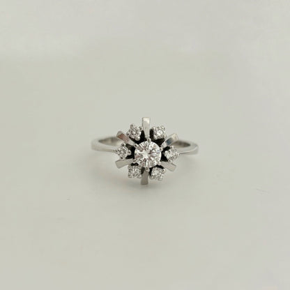 Anillo antiguo realizado en Oro blanco de 185kt con rosetón de diamantes. Diamante central  y rosetón de 6 diamantes. Joyería de segunda mano y vintage  en Barcelona y compro oro, donde comprar y vender oro al mejor precio en Barcelona. Venta de joyas con diamantes de la mejor calidad al mejor precio. Joyas para novias