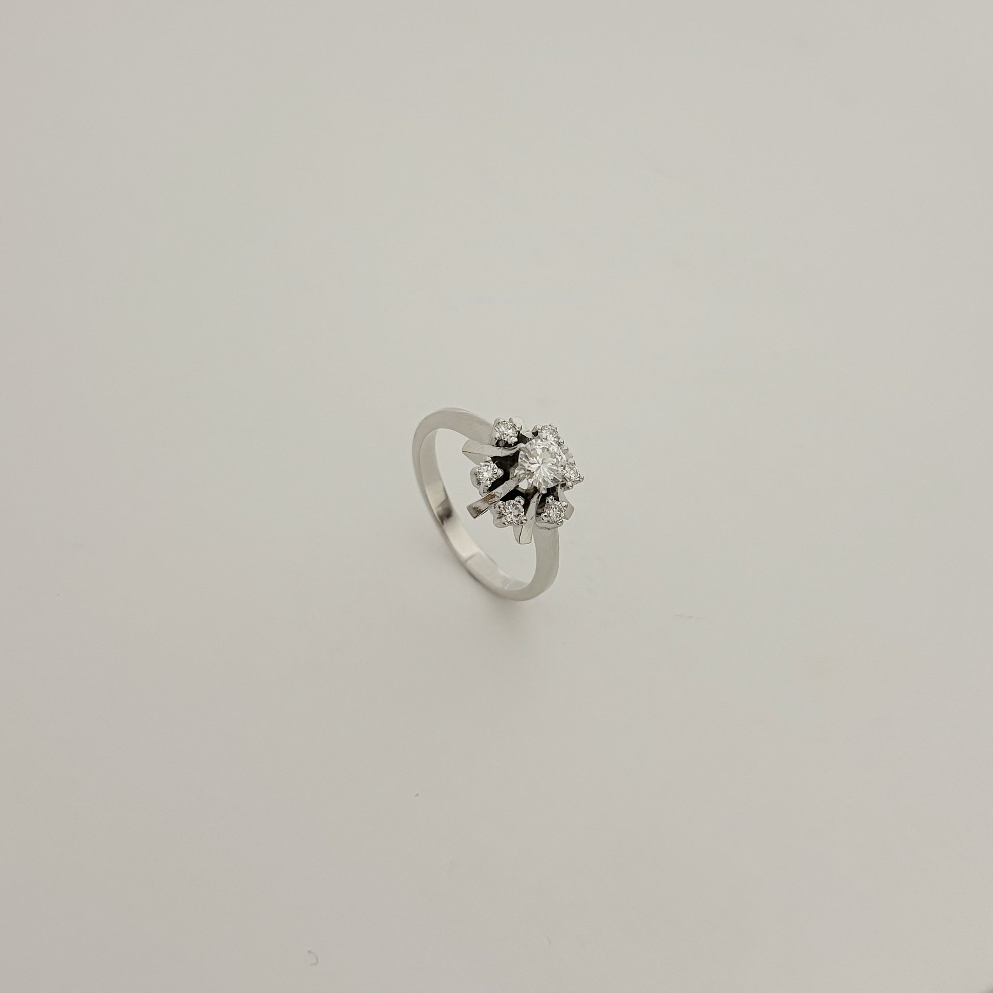Anillo antiguo realizado en Oro blanco de 185kt con rosetón de diamantes. Diamante central  y rosetón de 6 diamantes. Joyería de segunda mano y vintage  en Barcelona y compro oro, donde comprar y vender oro al mejor precio en Barcelona. Venta de joyas con diamantes de la mejor calidad al mejor precio. Joyas para novias