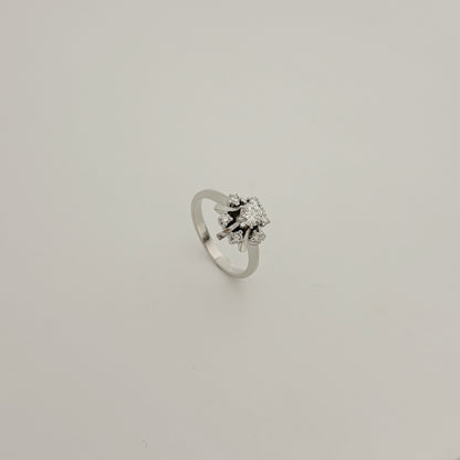 Anillo antiguo realizado en Oro blanco de 185kt con rosetón de diamantes. Diamante central  y rosetón de 6 diamantes. Joyería de segunda mano y vintage  en Barcelona y compro oro, donde comprar y vender oro al mejor precio en Barcelona. Venta de joyas con diamantes de la mejor calidad al mejor precio. Joyas para novias