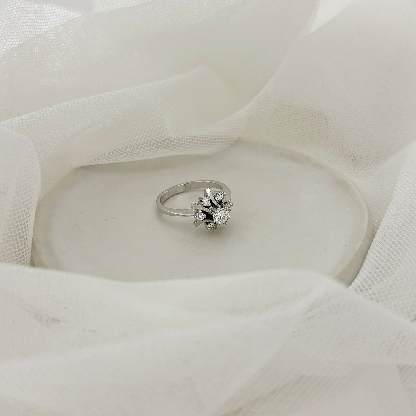 Anillo antiguo realizado en Oro blanco de 185kt con rosetón de diamantes. Diamante central  y rosetón de 6 diamantes. Joyería de segunda mano y vintage  en Barcelona y compro oro, donde comprar y vender oro al mejor precio en Barcelona. Venta de joyas con diamantes de la mejor calidad al mejor precio. Joyas para novias