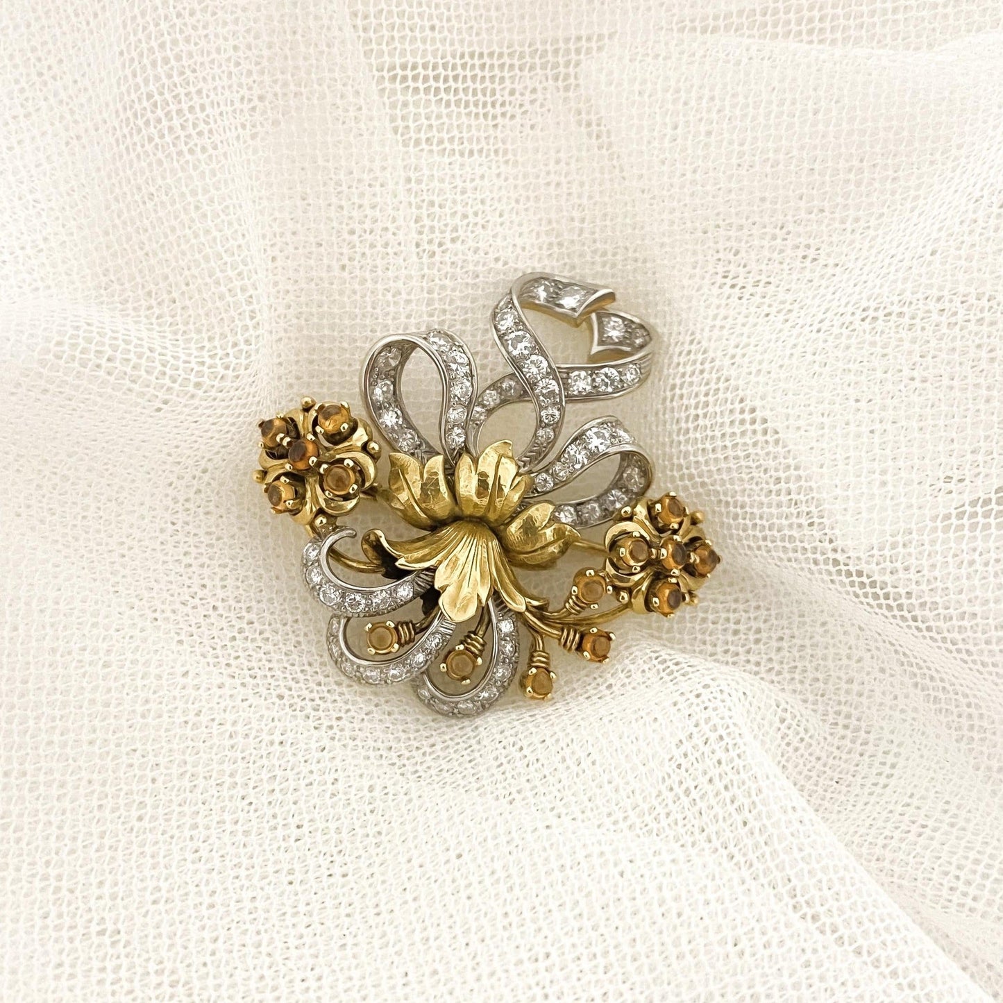 12922GM - Broche antiguo de oro de 18kt diamantes y ámbar