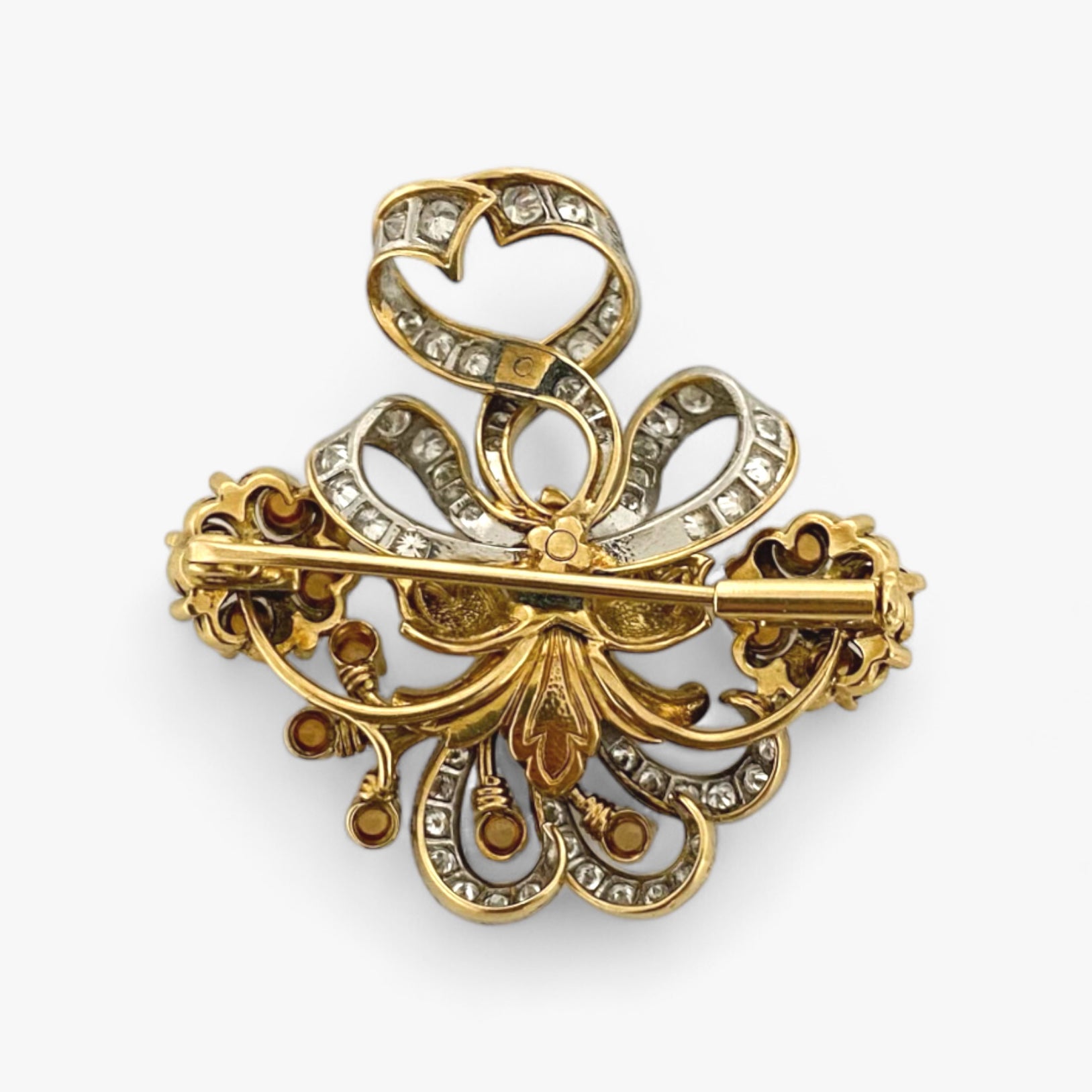 Comprar broche estilo vintage con motivos florales realizado en Oro de 18kt con 52 diamantes talla Brillante engastados en oro blanco y detalles en ámbar.