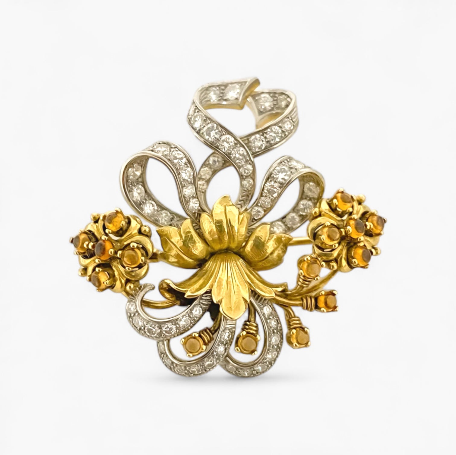 Comprar broche estilo vintage con motivos florales realizado en Oro de 18kt con 52 diamantes talla Brillante engastados en oro blanco y detalles en ámbar.