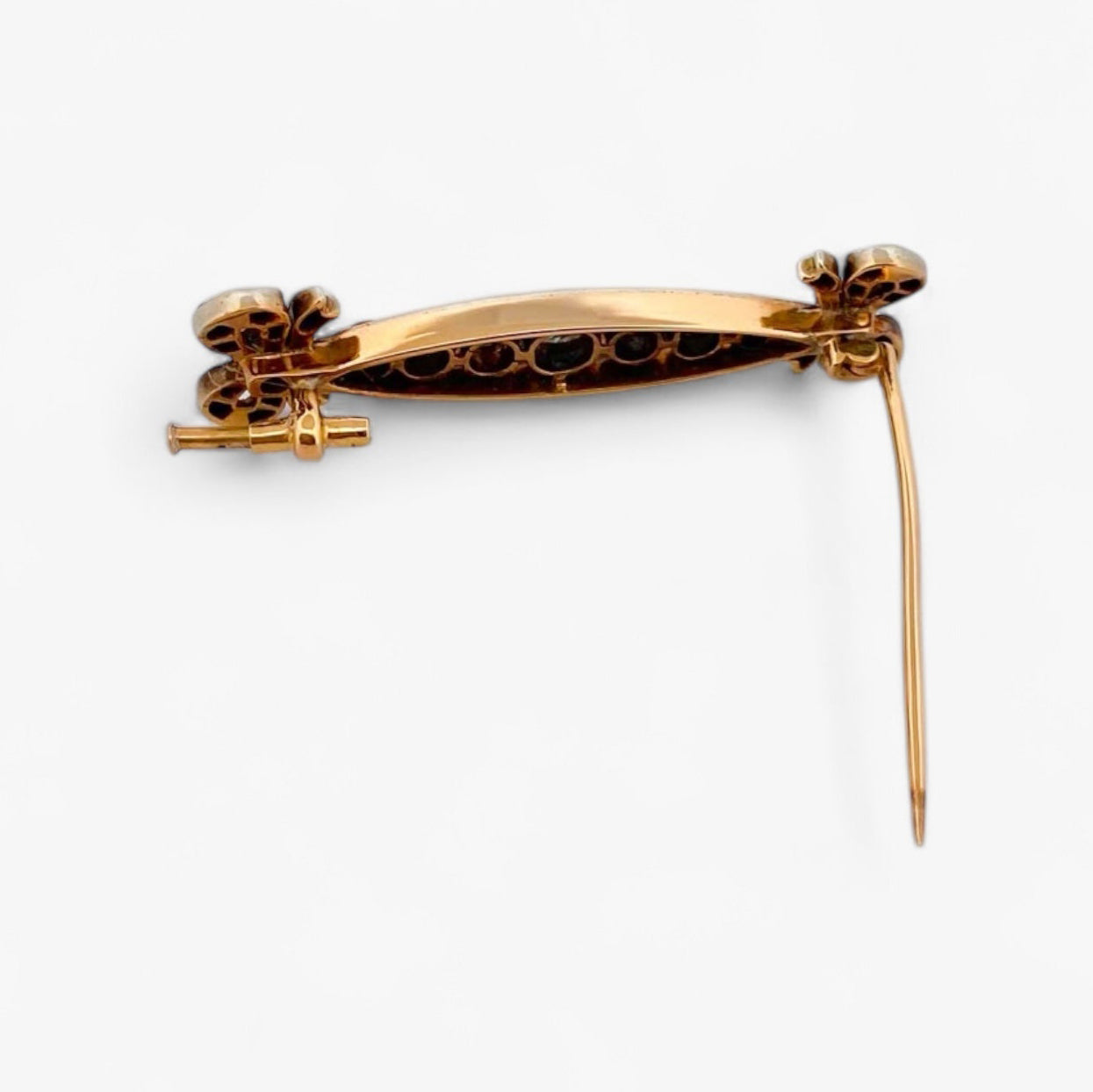 Comprar broche con lazos realizado en oro amarillo de 18kt y platino con 9 diamantes talla brillante. Joyas vintage en Barcelona, envio gratis pieza certidicada