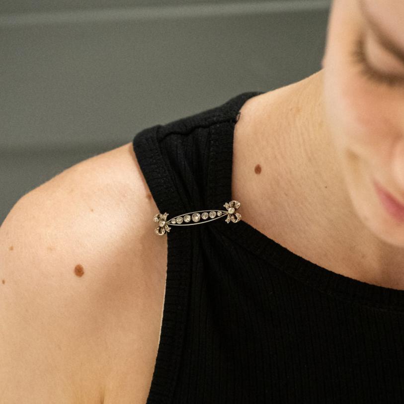 Broche con lazos realizado en oro amarillo de 18kt y platino con 9 diamantes de talla brillante. Una pieza que puedes combinar para elevar tu look y hacerlo más especial, complementando en una camiseta o en el pelo para decorar un peinado. Joyas antiguas y vintage en Barcelona, compro oro y joyas al mejor precio. Joyería Compro Oro Barcelona, el mejor precio por tu oro y por joyas de segunda mano.