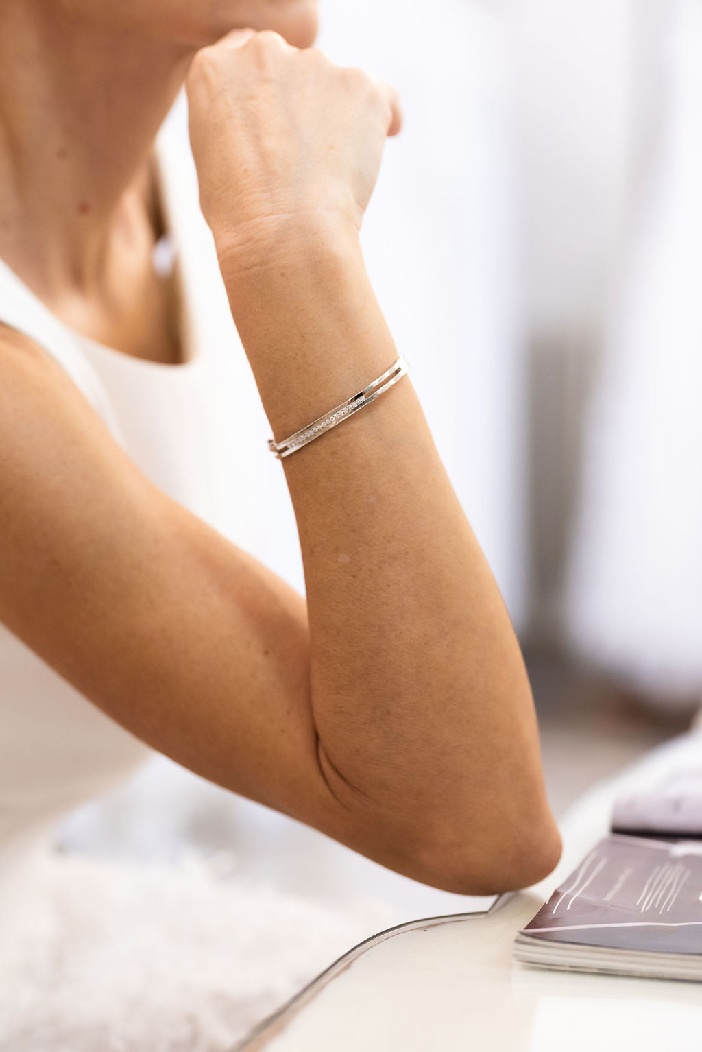 Pulsera esclava realizada en oro blanco de 18kt y carril de 19 diamantes talla brillante de 0,02ct cada uno. Una joya muy especial para novias.
Diámetro interior pulsera: 4,3cm ancho x 5,4cm de largo
Joyas de oro y diamantes para novias, esclavas oro blanco novias. Joyas restauradas de oro. Joyería de segunda mano