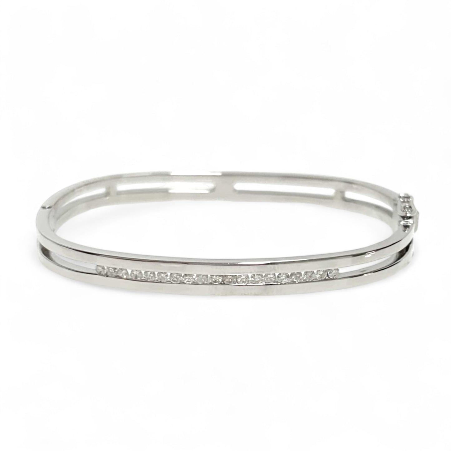 Pulsera esclava realizada en oro blanco de 18kt y carril de 19 diamantes talla brillante de 0,02ct cada uno. Una joya muy especial para novias.
Diámetro interior pulsera: 4,3cm ancho x 5,4cm de largo
Joyas de oro y diamantes para novias, esclavas oro blanco novias. Joyas restauradas de oro. Joyería de segunda mano