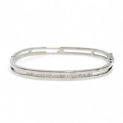 Pulsera esclava realizada en oro blanco de 18kt y carril de 19 diamantes talla brillante de 0,02ct cada uno. Una joya muy especial para novias.
Diámetro interior pulsera: 4,3cm ancho x 5,4cm de largo
Joyas de oro y diamantes para novias, esclavas oro blanco novias. Joyas restauradas de oro. Joyería de segunda mano