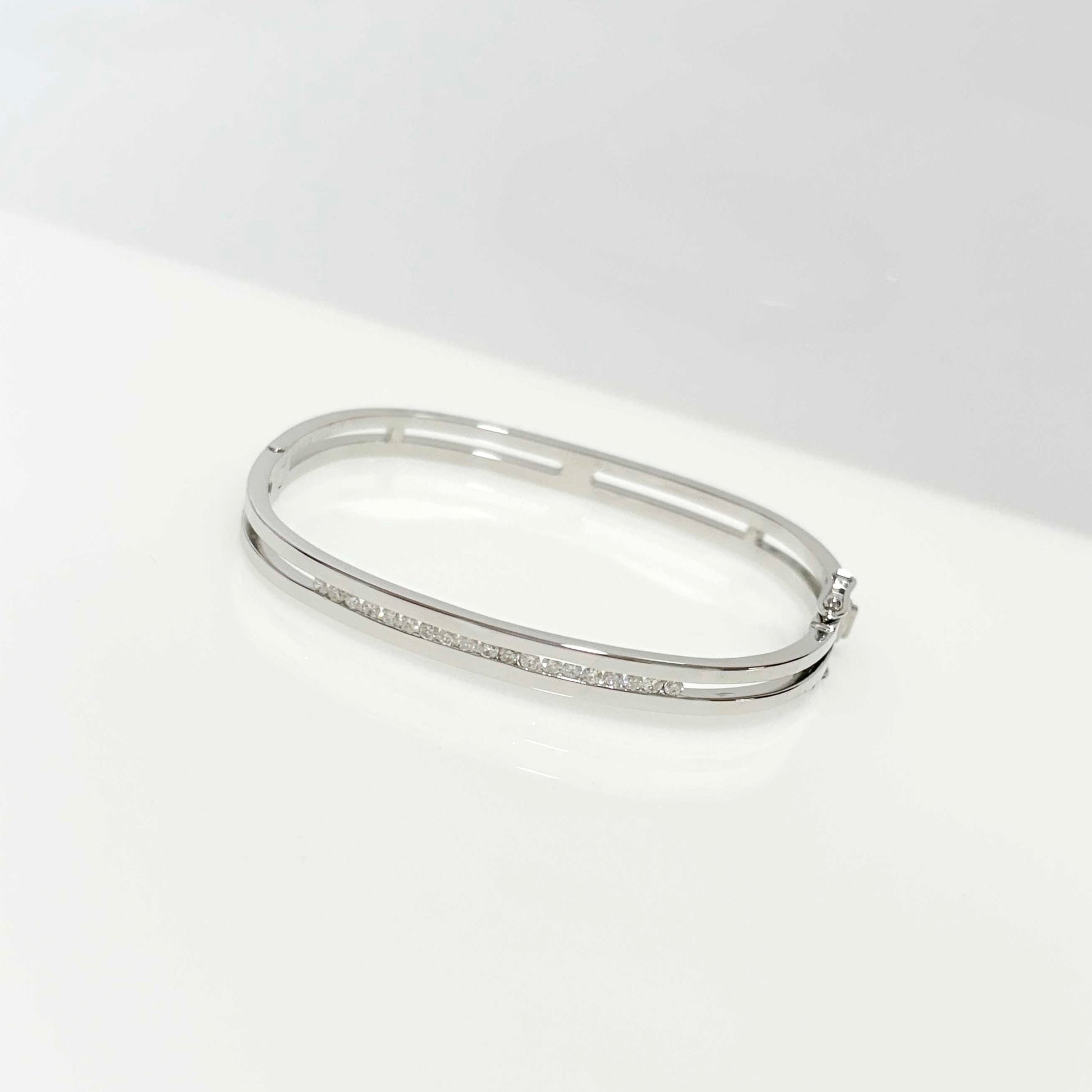Pulsera esclava realizada en oro blanco de 18kt y carril de 19 diamantes talla brillante de 0,02ct cada uno. Una joya muy especial para novias.
Diámetro interior pulsera: 4,3cm ancho x 5,4cm de largo
Joyas de oro y diamantes para novias, esclavas oro blanco novias. Joyas restauradas de oro. Joyería de segunda mano