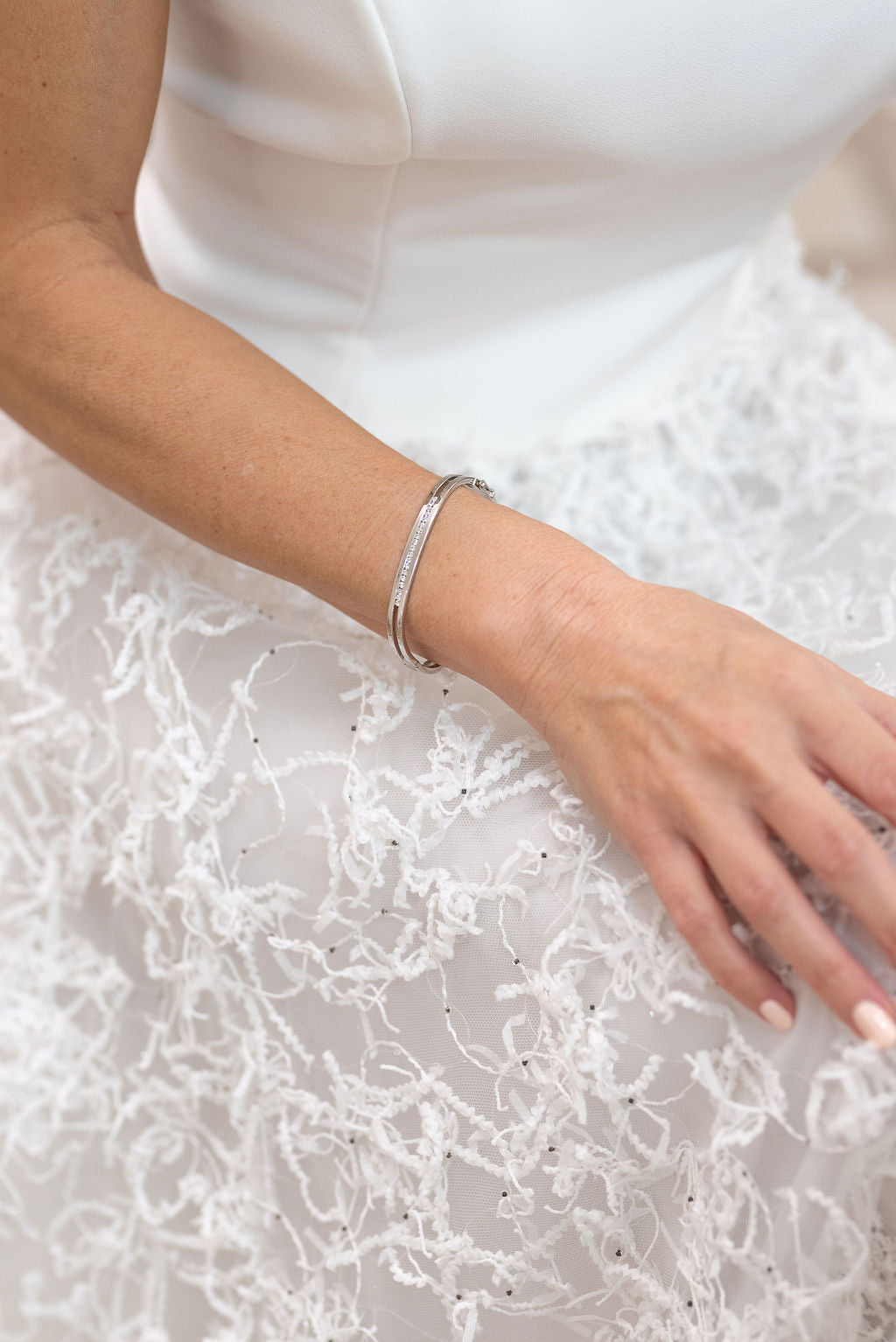 Pulsera esclava realizada en oro blanco de 18kt y carril de 19 diamantes talla brillante de 0,02ct cada uno. Una joya muy especial para novias.
Diámetro interior pulsera: 4,3cm ancho x 5,4cm de largo
Joyas de oro y diamantes para novias, esclavas oro blanco novias. Joyas restauradas de oro. Joyería de segunda mano