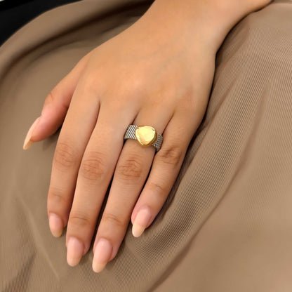 Ese característico anillo de Tous está realizado con el tejido de malla en acero y los detalles del botón en oro amarillo de 18k.Joyas de segunda mano en Barcelona, compro oro y joyas de Tous al mejor precio. Anillos y pulseras Tous restauradas baratas.