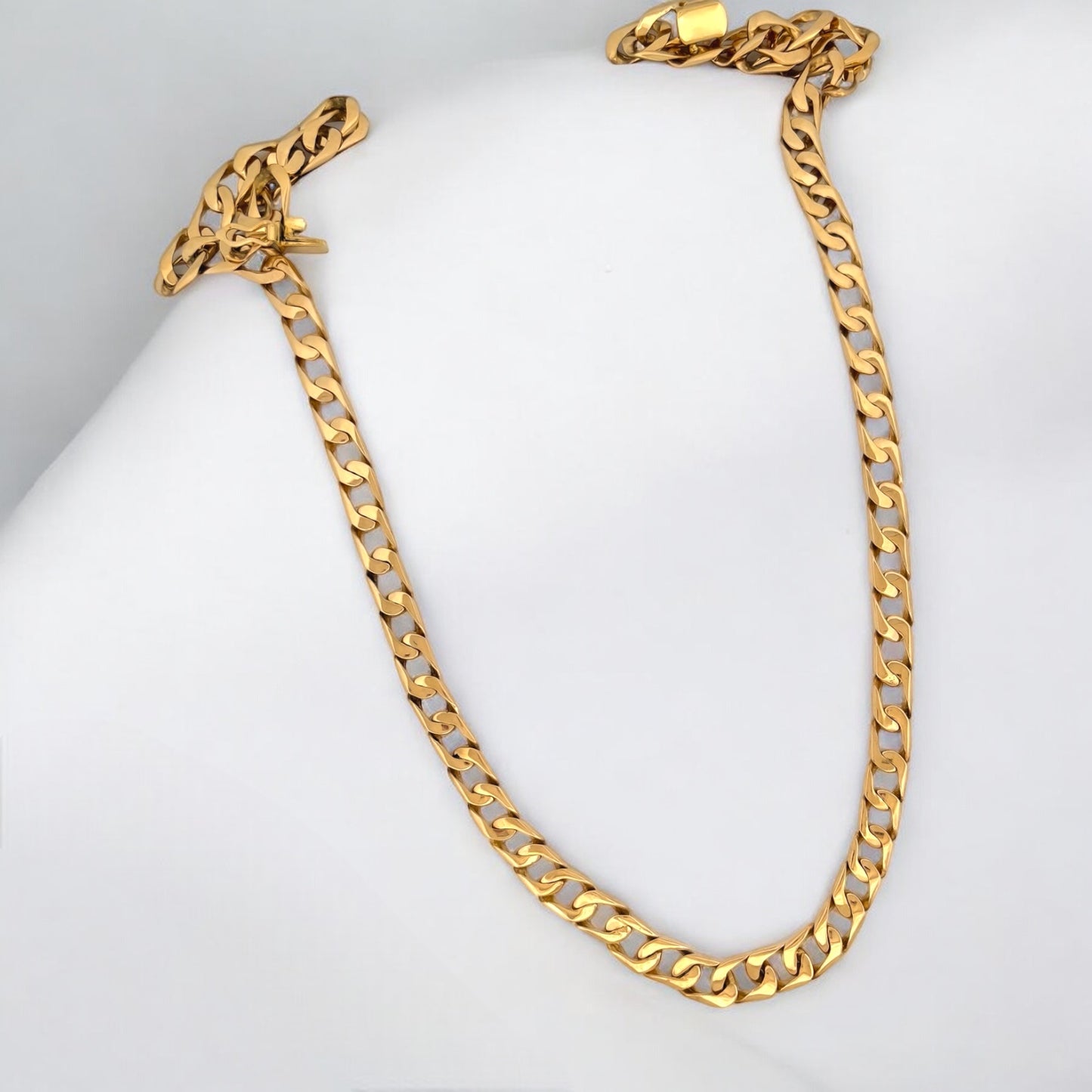 Collar de oro de 18kt con cadena barbada plana de 7mm de grosor. La cadena mide 61cm de largo y lleva cierre tipo cajón y cierre de seguridad lateral. Joya unisex para hombre y mujer.
Medida: 61cm largo y 0,7cm grosor
Peso: 48,46g.
Material: Oro de 18 Kt.
Cadenas de hombre  de oro de 18kt baratas