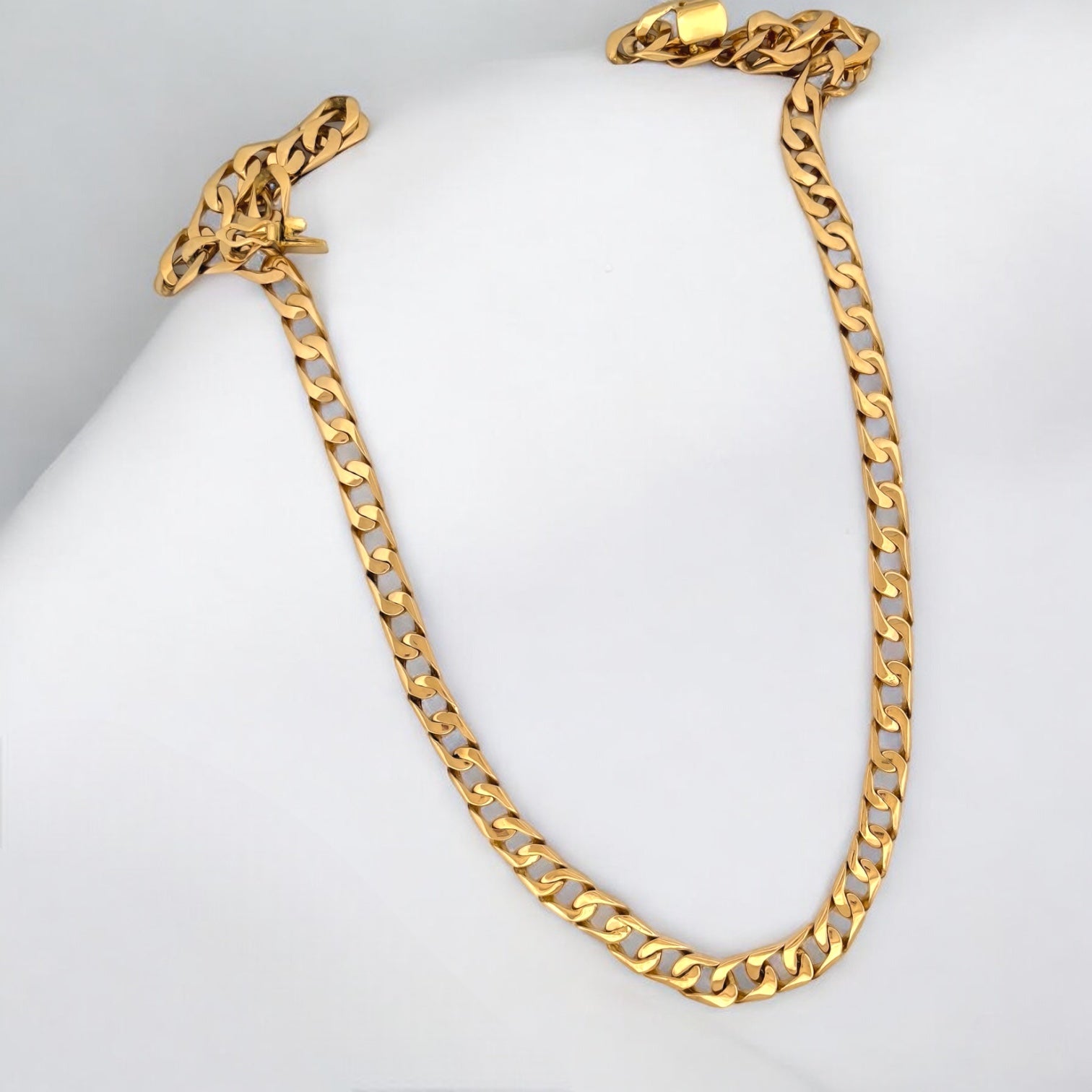 Collar de oro de 18kt con cadena barbada plana de 7mm de grosor. La cadena mide 61cm de largo y lleva cierre tipo cajón y cierre de seguridad lateral. Joya unisex para hombre y mujer.
Medida: 61cm largo y 0,7cm grosor
Peso: 48,46g.
Material: Oro de 18 Kt.
Cadenas de hombre  de oro de 18kt baratas