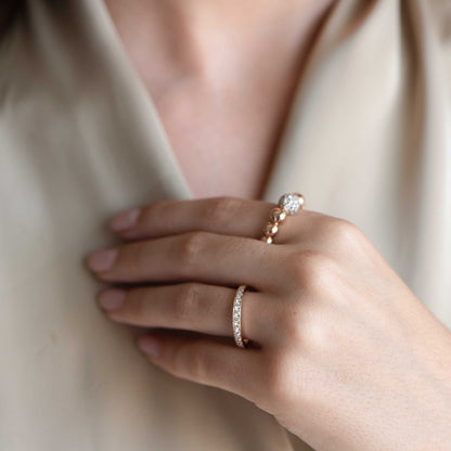 Sortija de alta joyería realizada en oro rosa de 18kt con esfera de diamantes talla brillante. Este excepcional anillo de bolitas de oro dispone de 27 diamantes de 0,015ct cada uno. Joyería de segunda mano en Barcelona y compro oro, donde comprar y vender oro al mejor precio en Barcelona. Venta de joyas de lujo con diamantes de la mejor calidad al mejor precio.