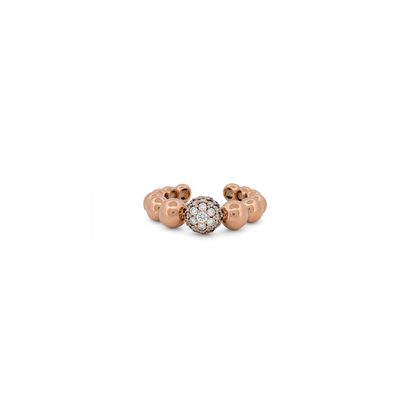 Sortija de alta joyería realizada en oro rosa de 18kt con esfera de diamantes talla brillante. Este excepcional anillo de bolitas de oro dispone de 27 diamantes de 0,015ct cada uno. Joyería de segunda mano en Barcelona y compro oro, donde comprar y vender oro al mejor precio en Barcelona. Venta de joyas de lujo con diamantes de la mejor calidad al mejor precio.