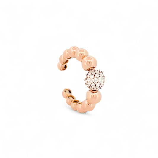 Sortija de alta joyería realizada en oro rosa de 18kt con esfera de diamantes talla brillante. Este excepcional anillo de bolitas de oro dispone de 27 diamantes de 0,015ct cada uno. Joyería de segunda mano en Barcelona y compro oro, donde comprar y vender oro al mejor precio en Barcelona. Venta de joyas de lujo con diamantes de la mejor calidad al mejor precio.