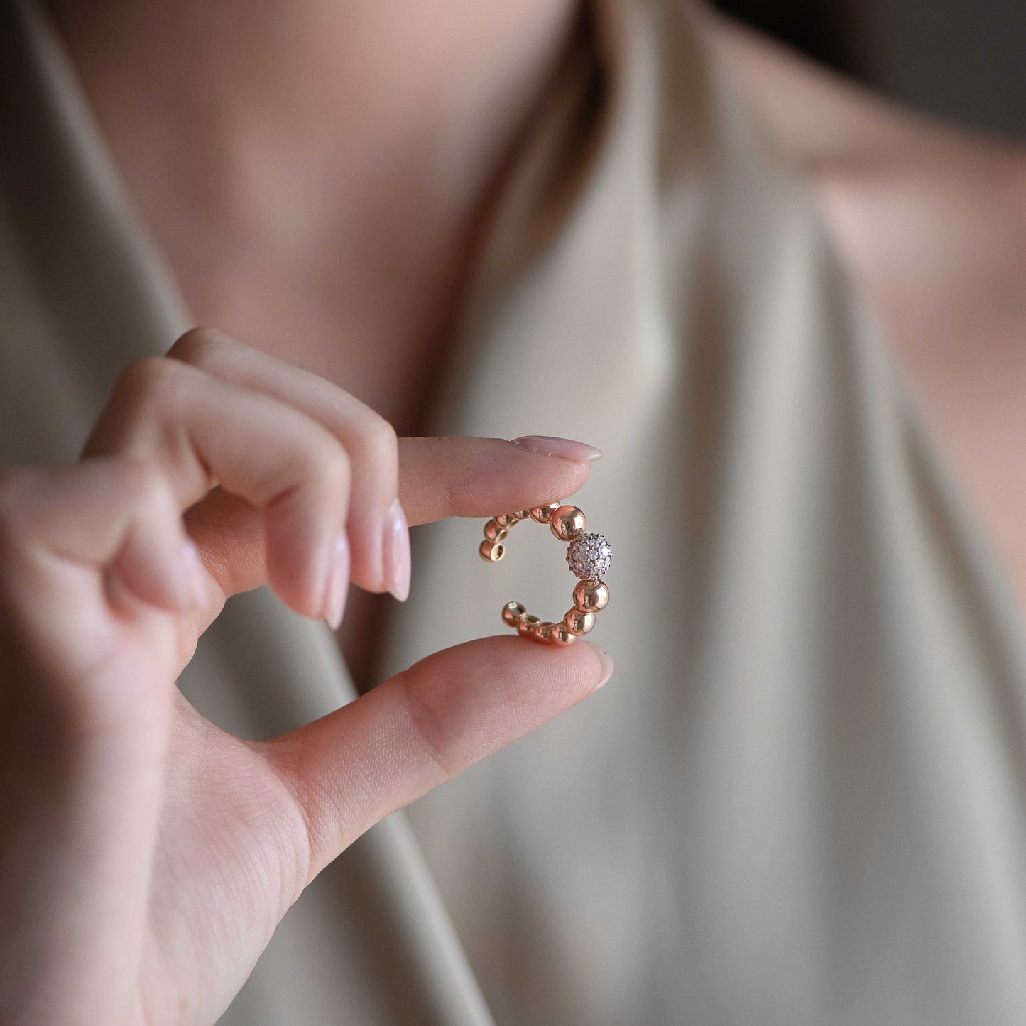 Sortija de alta joyería realizada en oro rosa de 18kt con esfera de diamantes talla brillante. Este excepcional anillo de bolitas de oro dispone de 27 diamantes de 0,015ct cada uno. Joyería de segunda mano en Barcelona y compro oro, donde comprar y vender oro al mejor precio en Barcelona. Venta de joyas de lujo con diamantes de la mejor calidad al mejor precio.