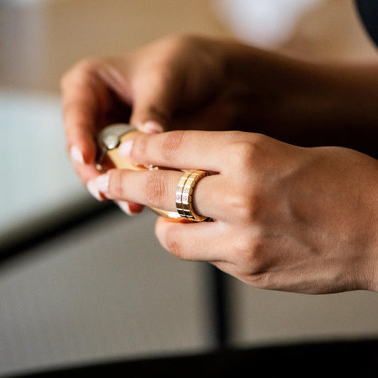 Anillo de oro amarillo de 18kt de la prestigiosa firma Chopard. Modelo Ice Cube inspirado en los bloques de hielo con un diseño minimalista que aporta una elegancia atemporal. Dispone de 16 diamantes de 0,001ct cada uno. Compro oro Barcelona, dónde comprar  y vender joyas al mejor precio en Barcelona. Envío gratuito. Joyas Chopard