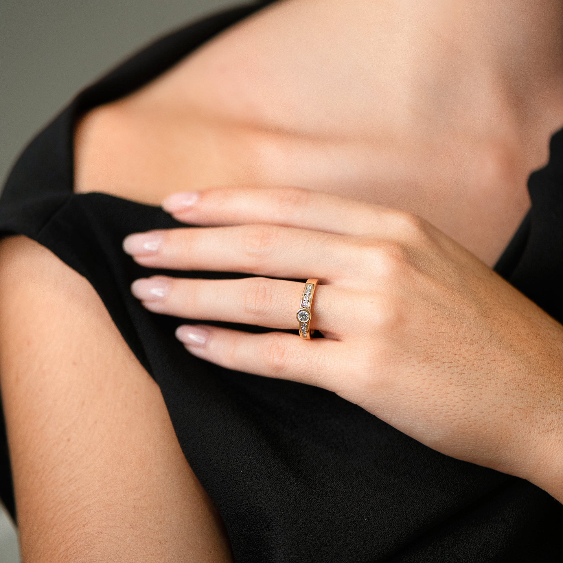 Anillo realizado en oro amarillo de 18kt con brillante central de 0,10ct y 2 carriles en cada brazo con 4 diamantes de 0,04ct cada uno. Joyas  de segunda mano restauradas baratas en Barcelona, mejor precio de compro oro y venta de joyas donde conseguir el mejor precio.