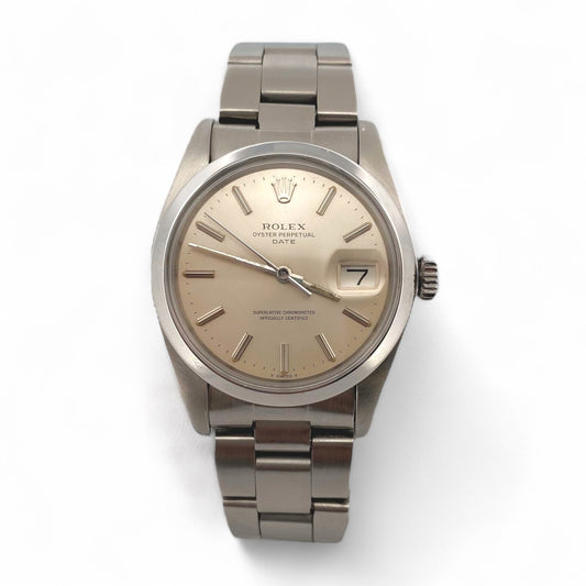 Reloj Rolex Oyster Perpetual Date con esfera de plata 34mm. Realizado en acero.

Marca: Rolex
Modelo: Oyster Perpetual Date
Año: Inicios de los 70 aproximadamente
Caja: 34 mm, acero/plata
Movimiento: Automático
Pulsera: Acero, Oyster cierre desplegable
Esfera: Champagne, sin cifras
Cristal: Plexiglass
Accesorios: Sin documento ni caja original
Estado: Muy buen estado, agujas originales con signos del tiempo.
Relojes Rolex de segunda mano baratos en Barcelona. relojes de alta gama al mejor precio.