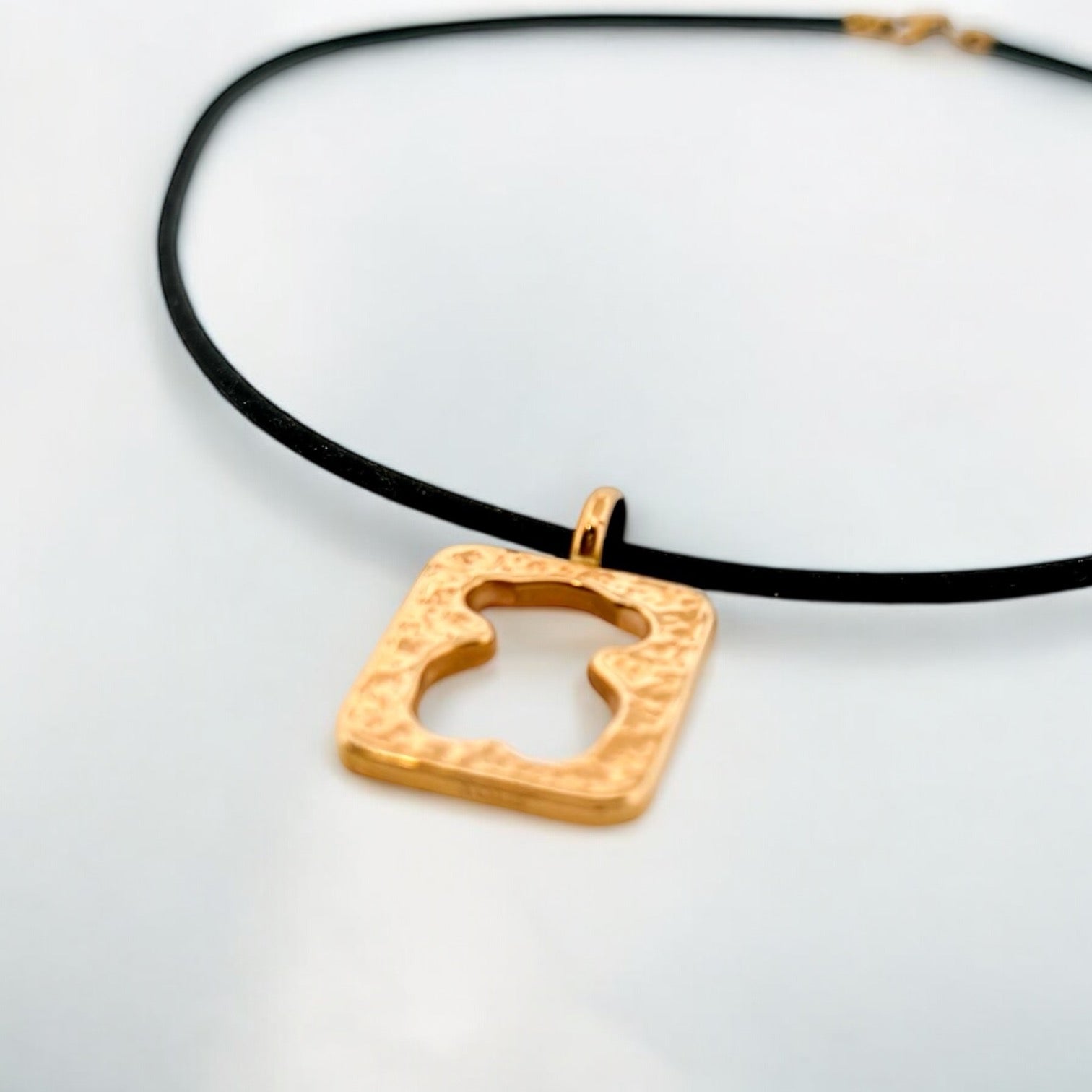 Collar tipo gargantilla original de Tous con colgante de oro amarillo de 18k rectangular martilleada y silueta del osito El collar es de caucho color marrón chocolate y cierre tipo mosquetón de oro de 18kt.
Medida collar: 40cm
Medida colgante :2,73cm alto x 2,22cm ancho
Joyas Tous de segunda mano restauradas al mejor precio, joyas Tous de oro baratas