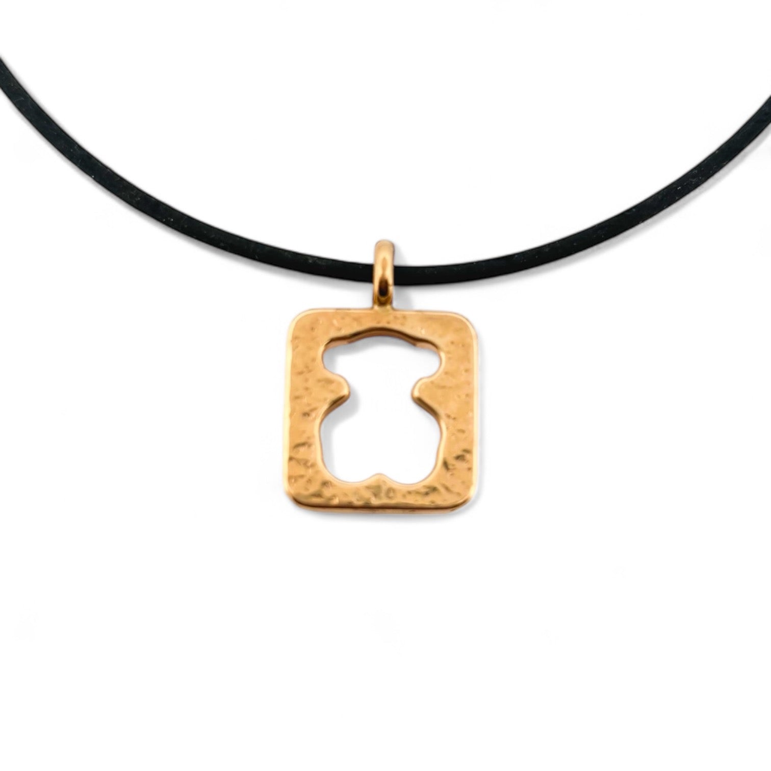 Collar tipo gargantilla original de Tous con colgante de oro amarillo de 18k rectangular martilleada y silueta del osito El collar es de caucho color marrón chocolate y cierre tipo mosquetón de oro de 18kt.
Medida collar: 40cm
Medida colgante :2,73cm alto x 2,22cm ancho
Joyas Tous de segunda mano restauradas al mejor precio, joyas Tous de oro baratas