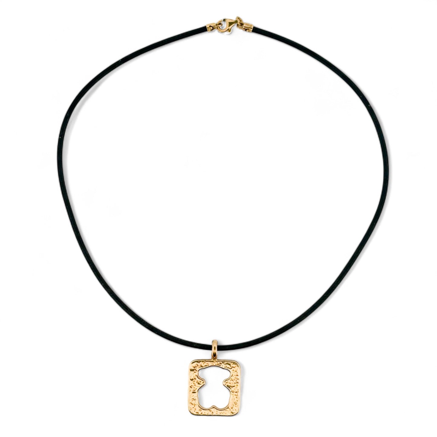 Collar tipo gargantilla original de Tous con colgante de oro amarillo de 18k rectangular martilleada y silueta del osito El collar es de caucho color marrón chocolate y cierre tipo mosquetón de oro de 18kt.
Medida collar: 40cm
Medida colgante :2,73cm alto x 2,22cm ancho
Joyas Tous de segunda mano restauradas al mejor precio, joyas Tous de oro baratas