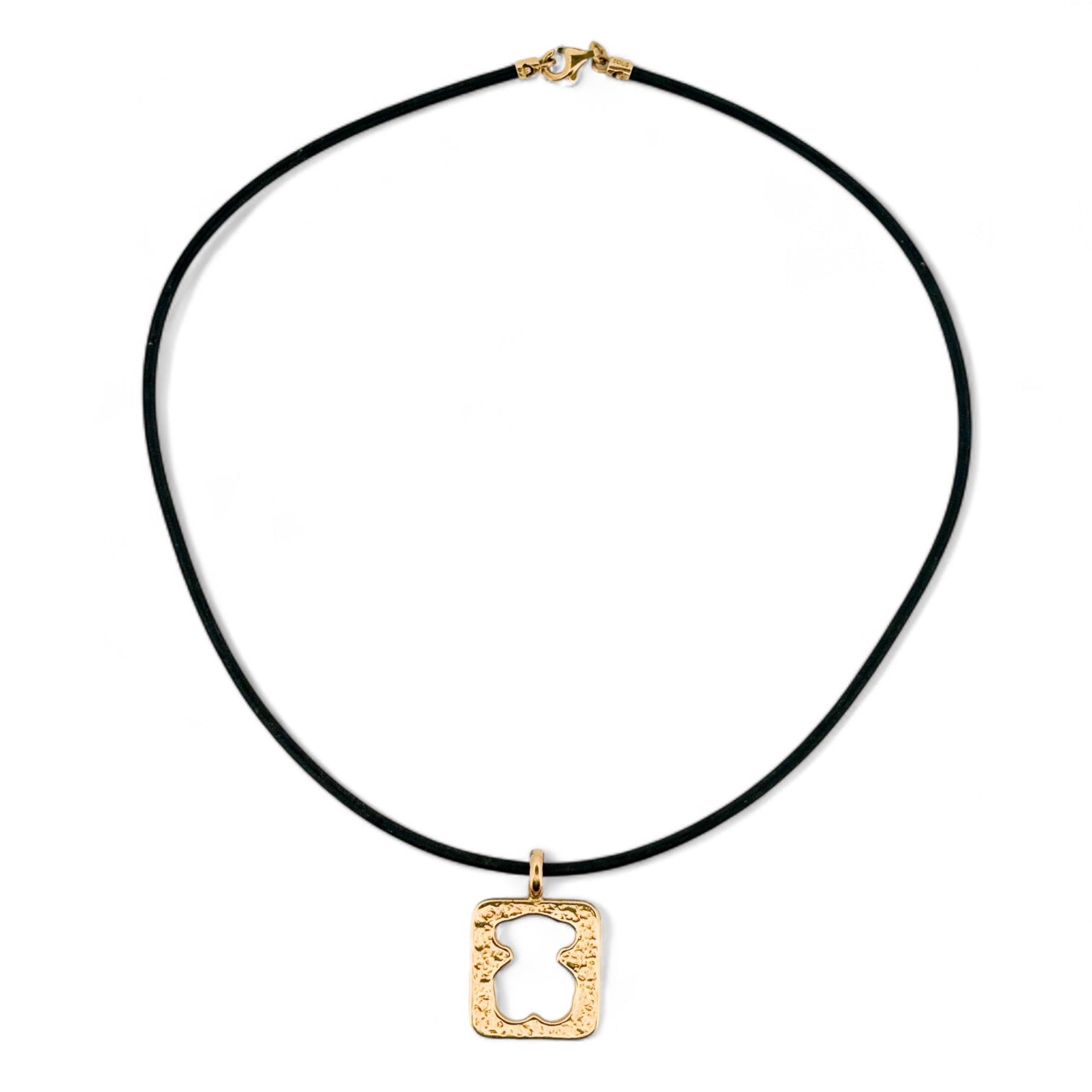 Collar tipo gargantilla original de Tous con colgante de oro amarillo de 18k rectangular martilleada y silueta del osito El collar es de caucho color marrón chocolate y cierre tipo mosquetón de oro de 18kt.
Medida collar: 40cm
Medida colgante :2,73cm alto x 2,22cm ancho
Joyas Tous de segunda mano restauradas al mejor precio, joyas Tous de oro baratas