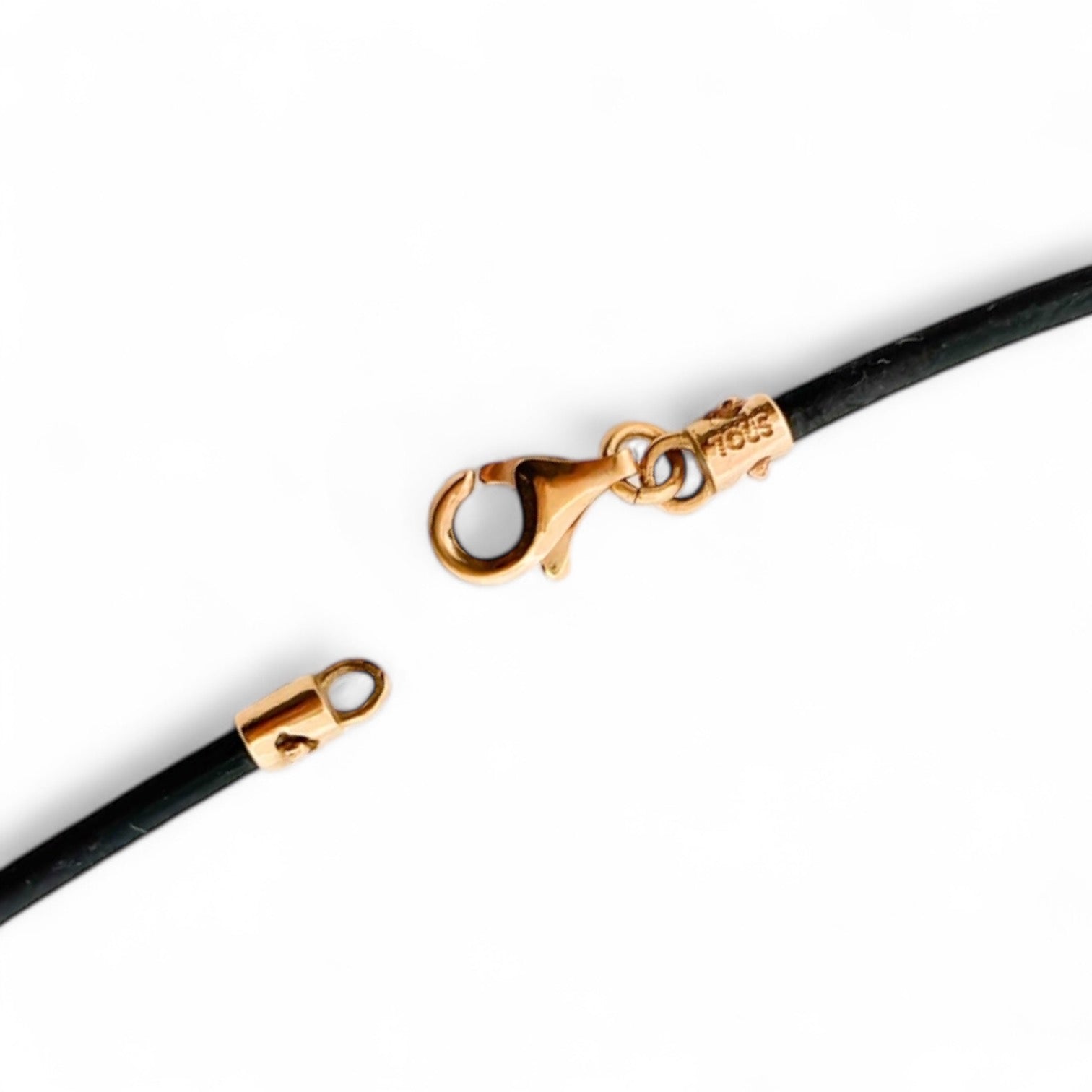 Collar tipo gargantilla original de Tous con colgante de oro amarillo de 18k rectangular martilleada y silueta del osito El collar es de caucho color marrón chocolate y cierre tipo mosquetón de oro de 18kt.
Medida collar: 40cm
Medida colgante :2,73cm alto x 2,22cm ancho
Joyas Tous de segunda mano restauradas al mejor precio, joyas Tous de oro baratas