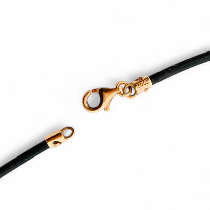 Collar tipo gargantilla original de Tous con colgante de oro amarillo de 18k rectangular martilleada y silueta del osito El collar es de caucho color marrón chocolate y cierre tipo mosquetón de oro de 18kt.
Medida collar: 40cm
Medida colgante :2,73cm alto x 2,22cm ancho
Joyas Tous de segunda mano restauradas al mejor precio, joyas Tous de oro baratas