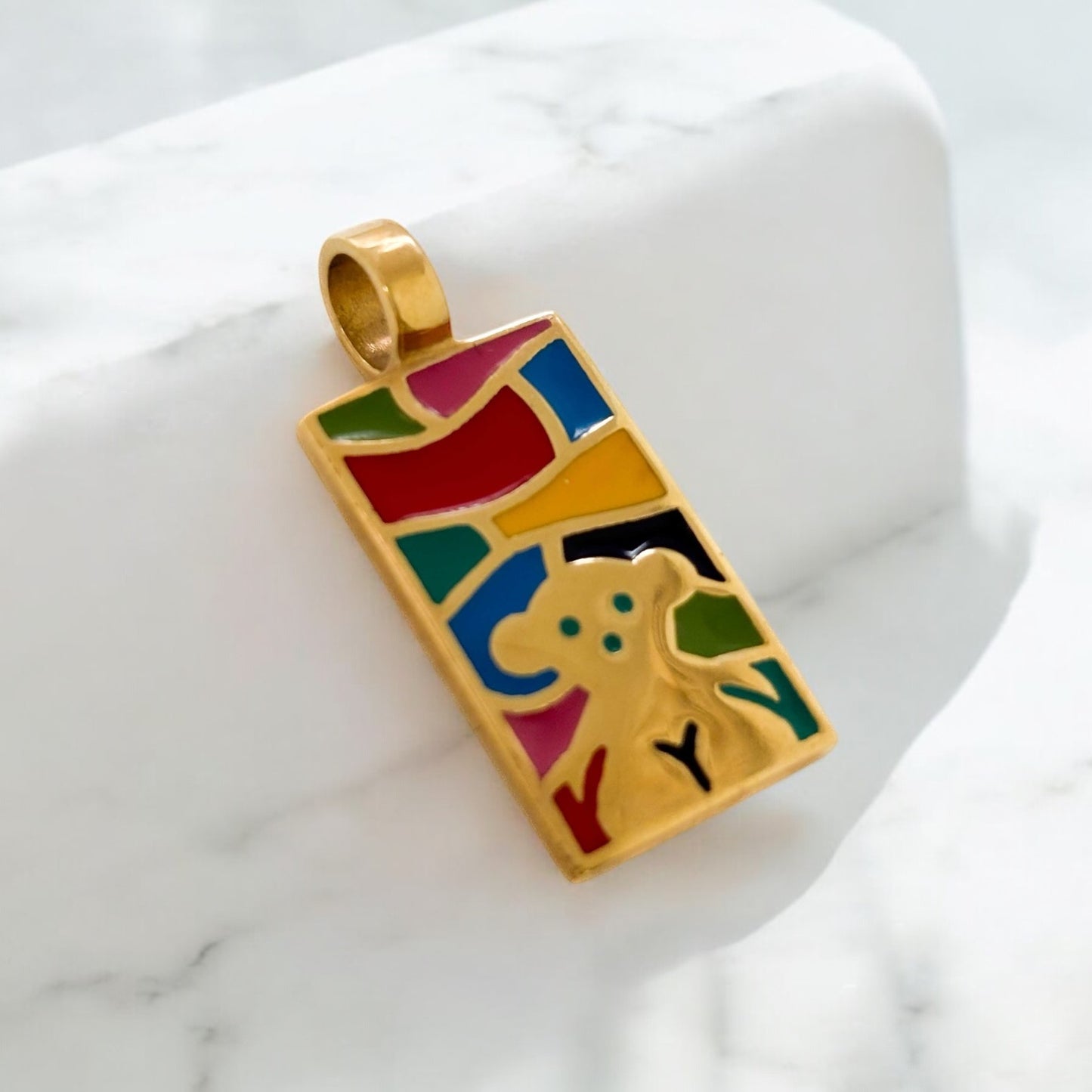 Colgante originales de TOUS de la colección mosaico con esmalte ya descatalogada y difíciles de conseguir de la firma. Está realizado en Oro de 18kt con el icónico ositos y colores.
Peso: 6g
Medida: 31,55mm x 13,82mm
Joyería Ian'or la mejor joyería compra-venta de Oro de Barcelona. Joyas de Tous de segunda mano baratas