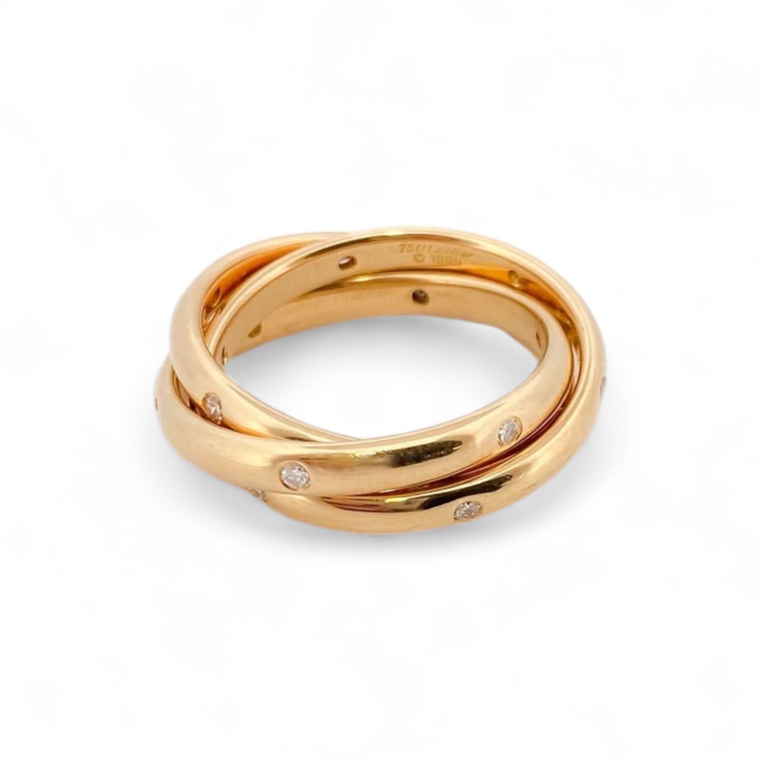Anillo Vintage del año 1995 modelo Trinity Constellation de la prestigiosa firma Cartier. Está compuesto por 3 bandas de oro amarillo de 18kt con 18 diamantes talla brillante.
Anillos de lujo Cartier de segunda mano restaurados al mejor precio, joyas de marca baratas, joyas Cartier originales baratas.