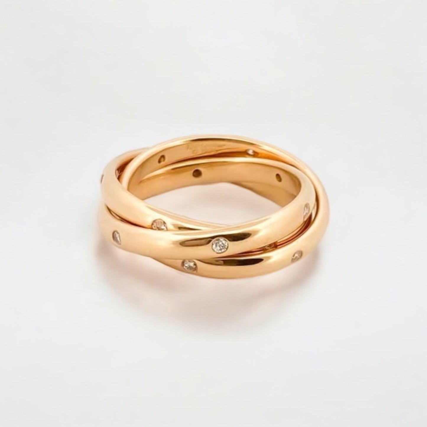Anillo Vintage del año 1995 modelo Trinity Constellation de la prestigiosa firma Cartier. Está compuesto por 3 bandas de oro amarillo de 18kt con 18 diamantes talla brillante.
Anillos de lujo Cartier de segunda mano restaurados al mejor precio, joyas de marca baratas, joyas Cartier originales baratas.