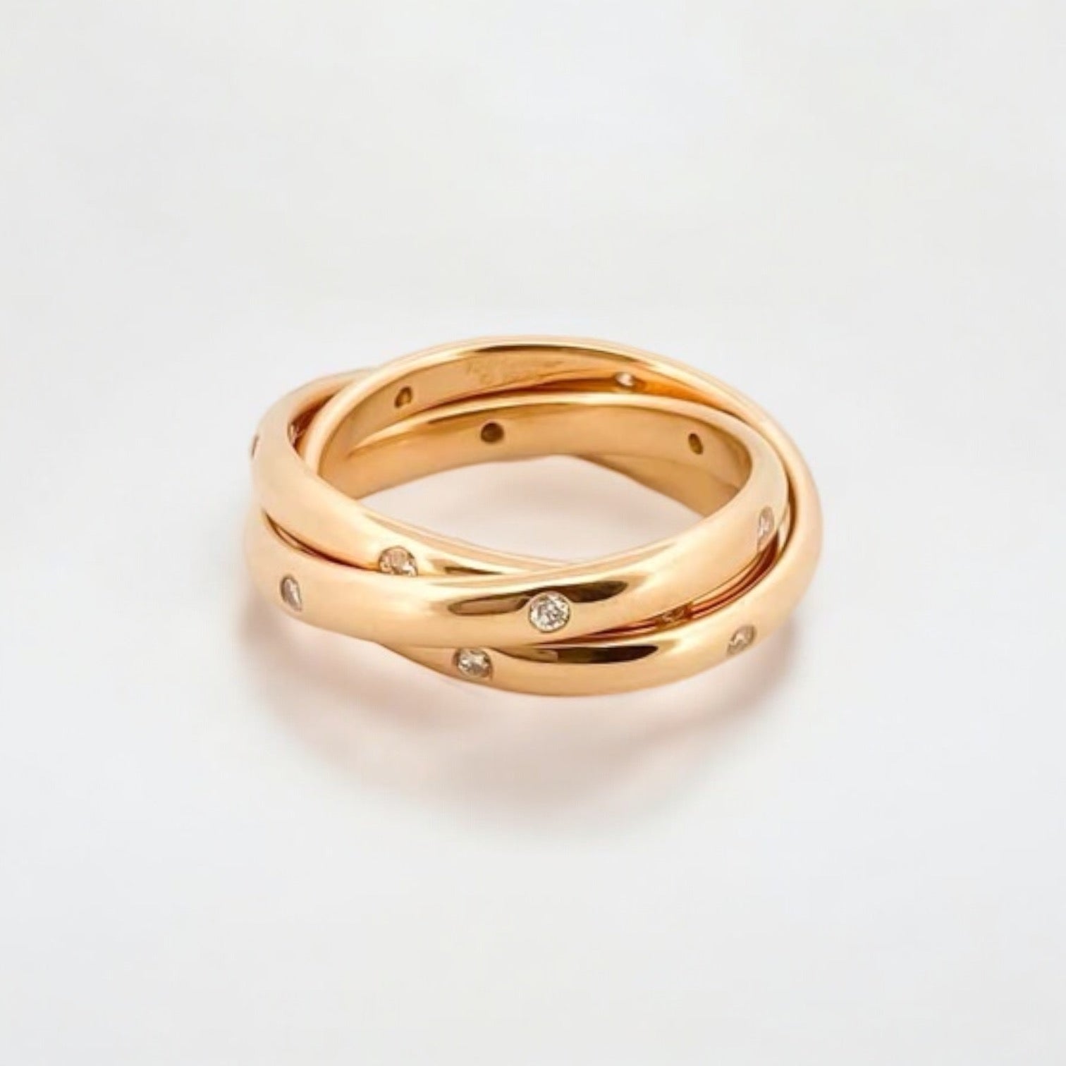 Anillo Vintage del año 1995 modelo Trinity Constellation de la prestigiosa firma Cartier. Está compuesto por 3 bandas de oro amarillo de 18kt con 18 diamantes talla brillante.
Anillos de lujo Cartier de segunda mano restaurados al mejor precio, joyas de marca baratas, joyas Cartier originales baratas.