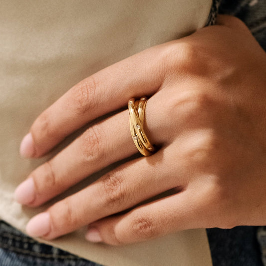 Anillo Vintage del año 1995 modelo Trinity Constellation de la prestigiosa firma Cartier. Está compuesto por 3 bandas de oro amarillo de 18kt con 18 diamantes talla brillante.
Anillos de lujo Cartier de segunda mano restaurados al mejor precio, joyas de marca baratas, joyas Cartier originales baratas.