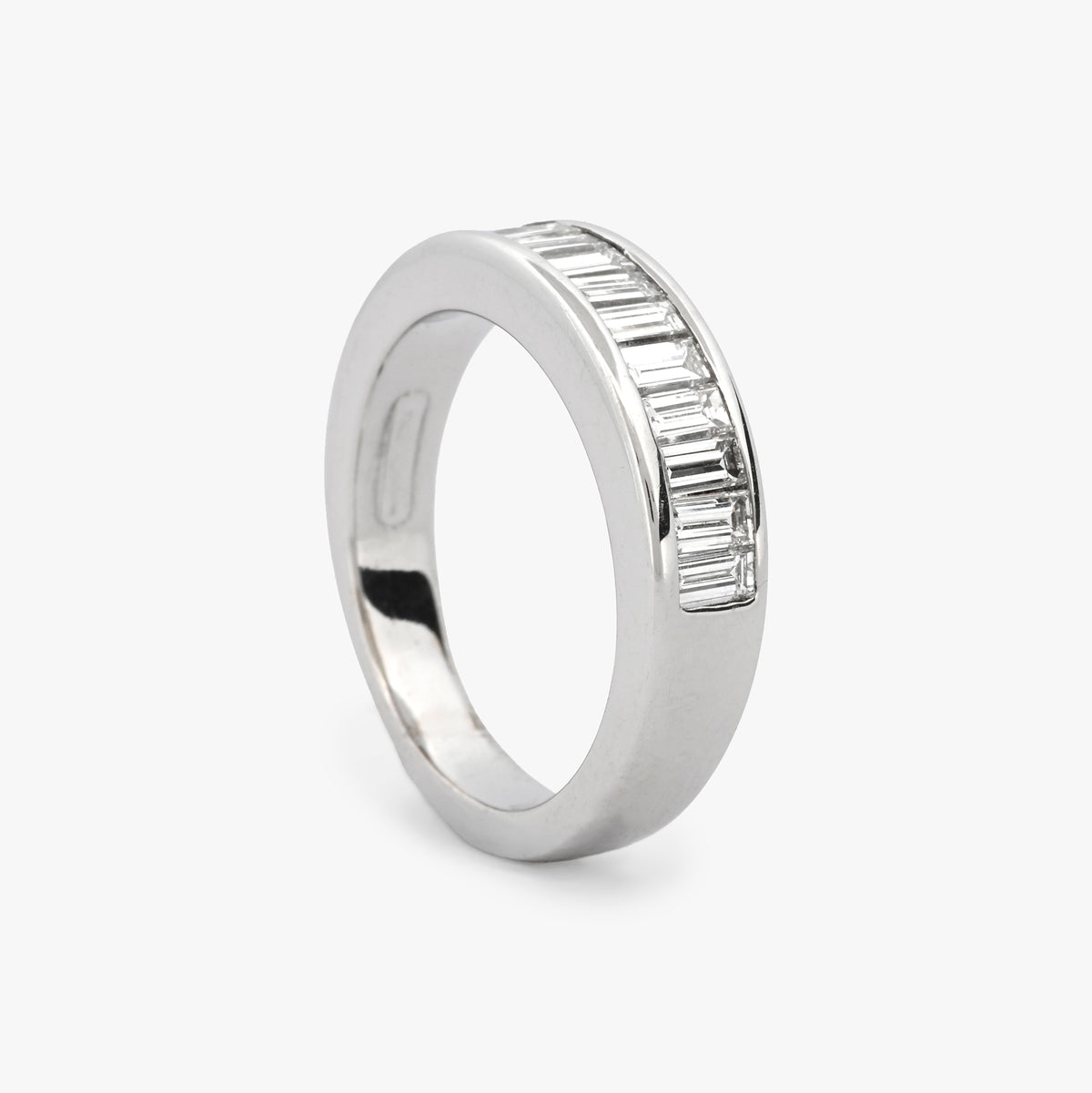 Media alianza de oro blanco de 18kt con carril de 12 diamantes talla baguette. Talla original: 13 grosor anillo 5,26mm. Joyas de segunda mano restauradas  al mejor precio, envío gratuito. Anillos de compromiso baratos