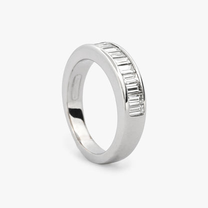 Media alianza de oro blanco de 18kt con carril de 12 diamantes talla baguette. Talla original: 13 grosor anillo 5,26mm. Joyas de segunda mano restauradas  al mejor precio, envío gratuito. Anillos de compromiso baratos