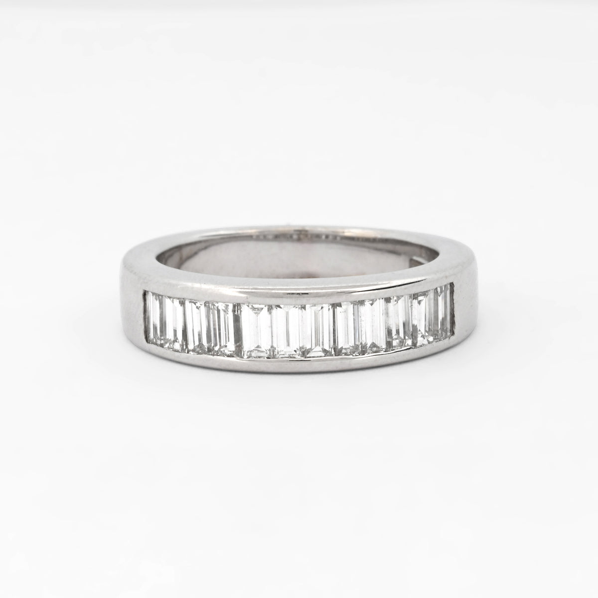 Media alianza de oro blanco de 18kt con carril de 12 diamantes talla baguette. Talla original: 13 grosor anillo 5,26mm. Joyas de segunda mano restauradas  al mejor precio, envío gratuito. Anillos de compromiso baratos