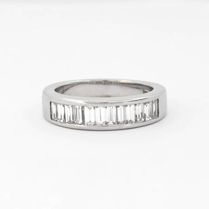 Media alianza de oro blanco de 18kt con carril de 12 diamantes talla baguette. Talla original: 13 grosor anillo 5,26mm. Joyas de segunda mano restauradas  al mejor precio, envío gratuito. Anillos de compromiso baratos