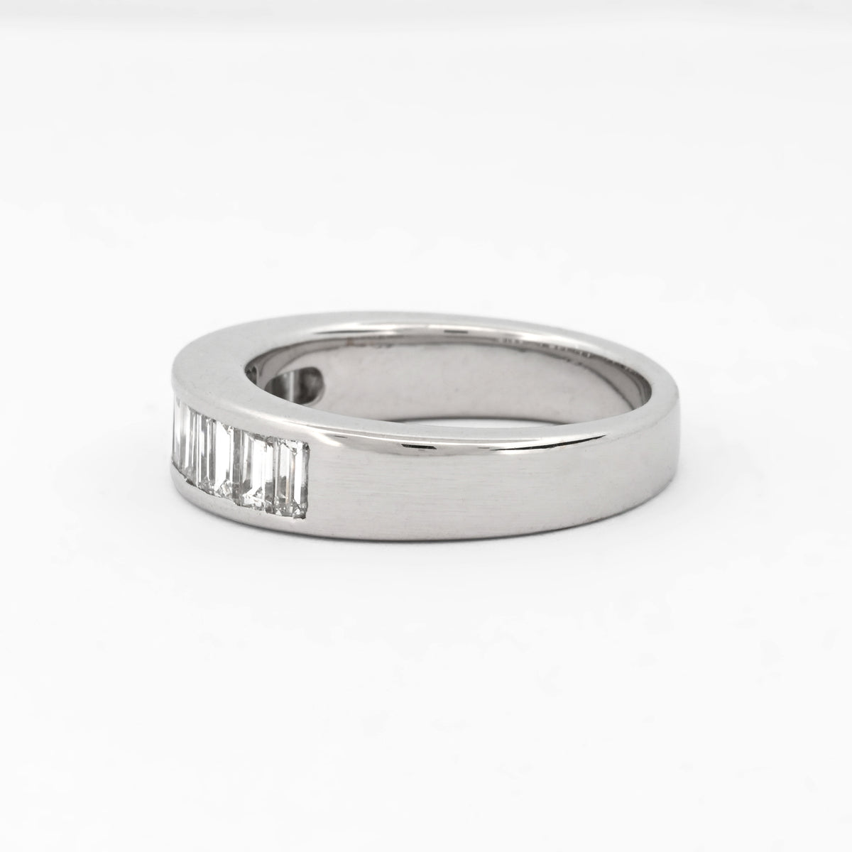 Media alianza de oro blanco de 18kt con carril de 12 diamantes talla baguette. Talla original: 13 grosor anillo 5,26mm. Joyas de segunda mano restauradas  al mejor precio, envío gratuito. Anillos de compromiso baratos
