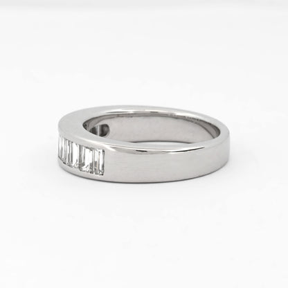 Media alianza de oro blanco de 18kt con carril de 12 diamantes talla baguette. Talla original: 13 grosor anillo 5,26mm. Joyas de segunda mano restauradas  al mejor precio, envío gratuito. Anillos de compromiso baratos